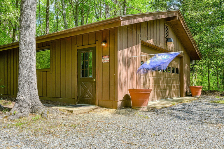 Exterior detail, Serene Lakefront Home With Free Wifi, Private Dock, Game Room, & Central AC, Louisa