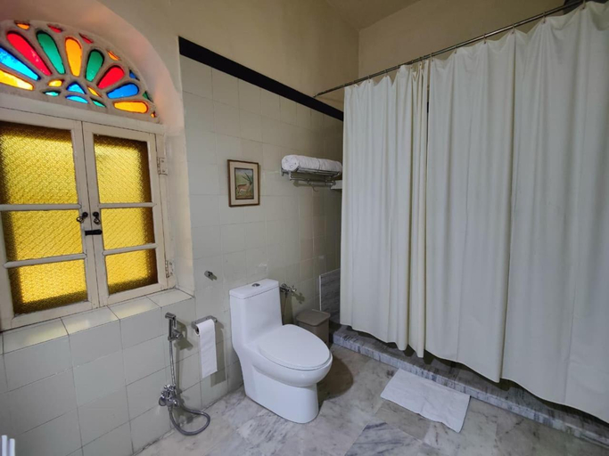 Bathroom 2, Hotel Palkiya Haveli, Kota