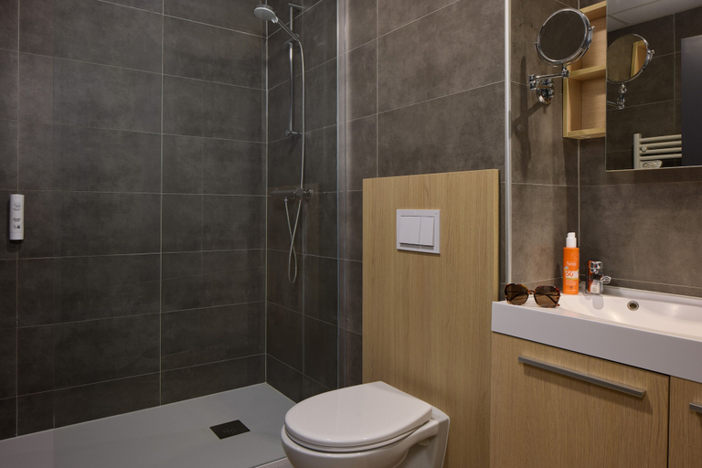 Bathroom 4, Zenitude Swiss Apparthotels, Ain