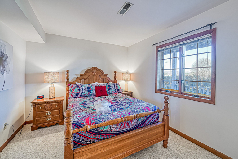 Room 4, Lakefront Retreat With a Large Yard, Stone Fire Pit, Gazebo, Deck, & Dock, Louisa