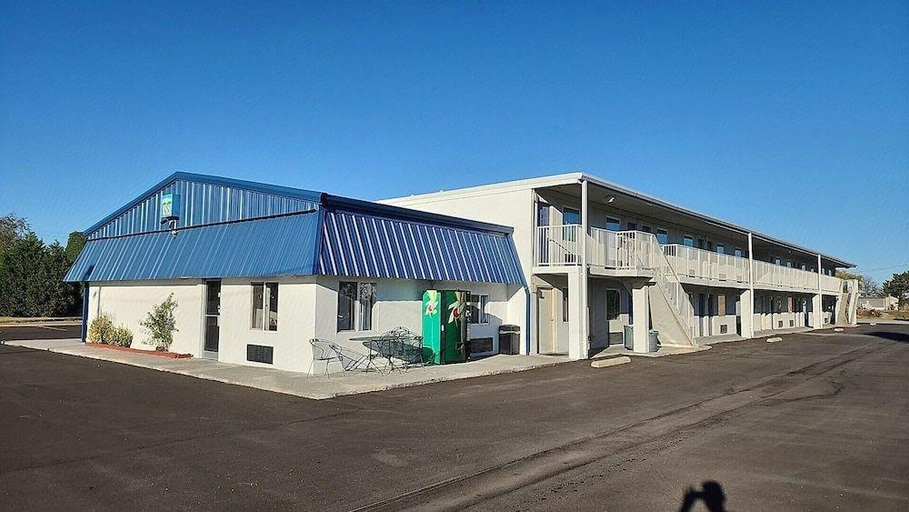 Exterior & Views, Country Yard Inn and Suite, Scott
