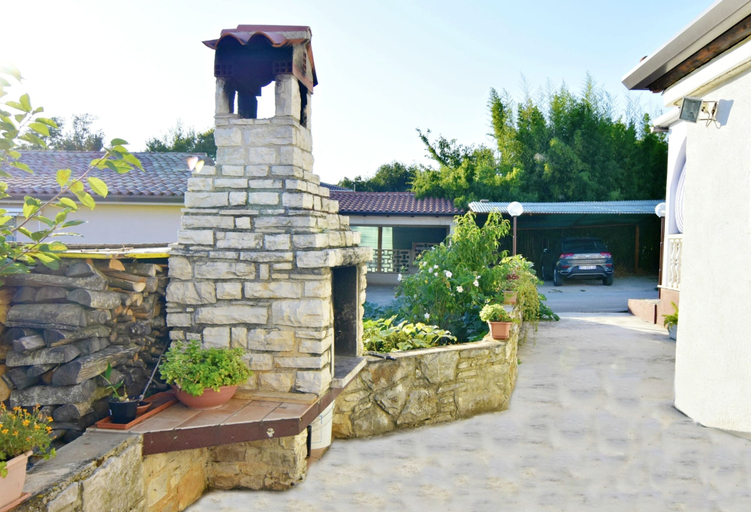 Terrace/patio 4, Shared Gardened Accommodation With bbq and sea View, Umag