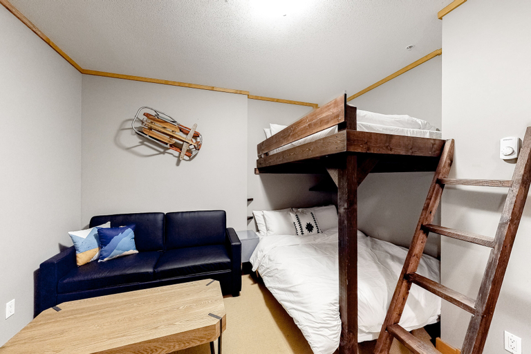 Room 2, Bears Paw by Okanagan Premier, Kootenay Boundary