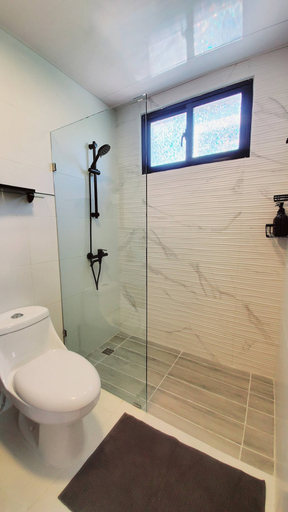Bathroom 5, 3BR 2BA Backup Power AC Wifi Gym 24h Security Ideal for Long Stays, Santiago de los Caballeros