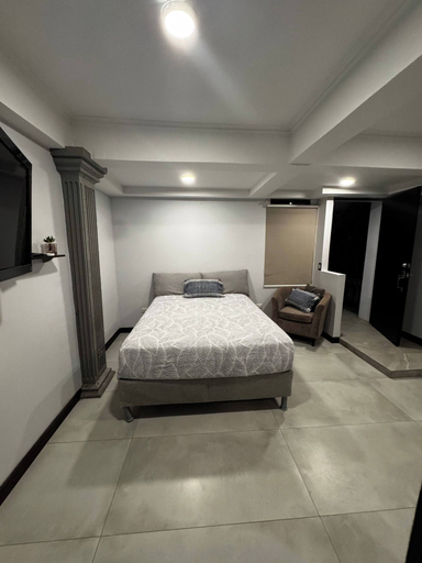Room 3, Studio 05 in Santa Ana Central, Convenient, and Comfortable, Santa Ana