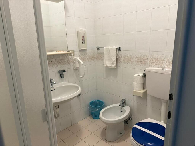 Bathroom 4, Hotel Azzurra, Pistoia