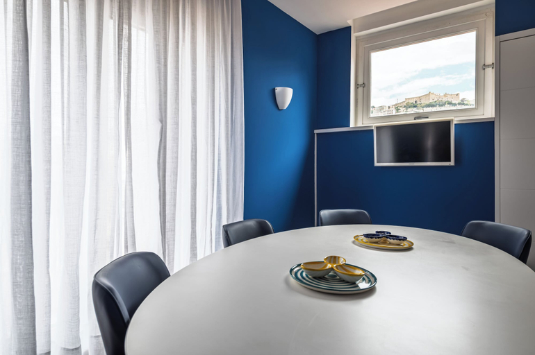 Dining 4, La Maison Entre Amis!, Napoli