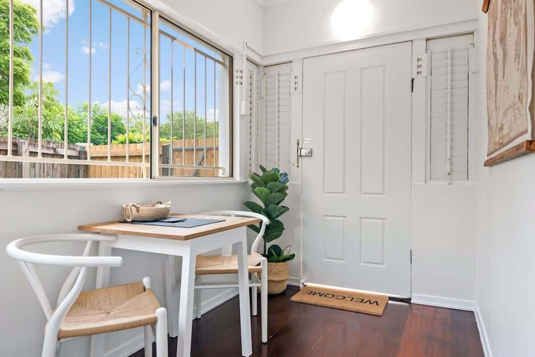 Interior 2, Quiet & Bright Art Deco Apartment by New Farm Park, New Farm