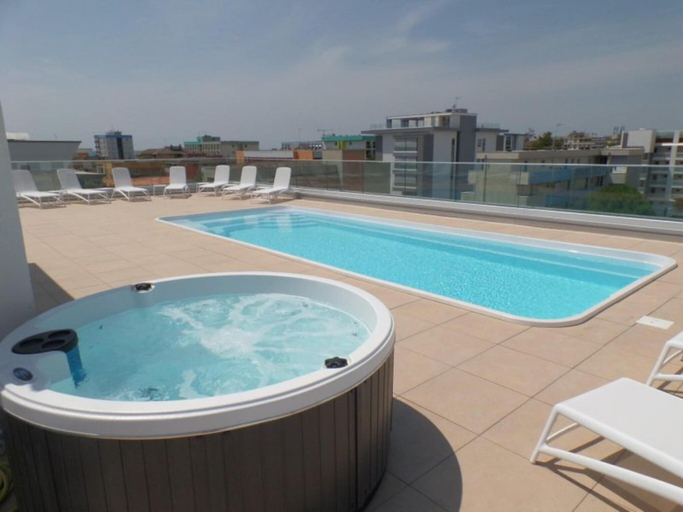 Pool 2, Airy Holiday Home Featuring Private Terraces, Venezia