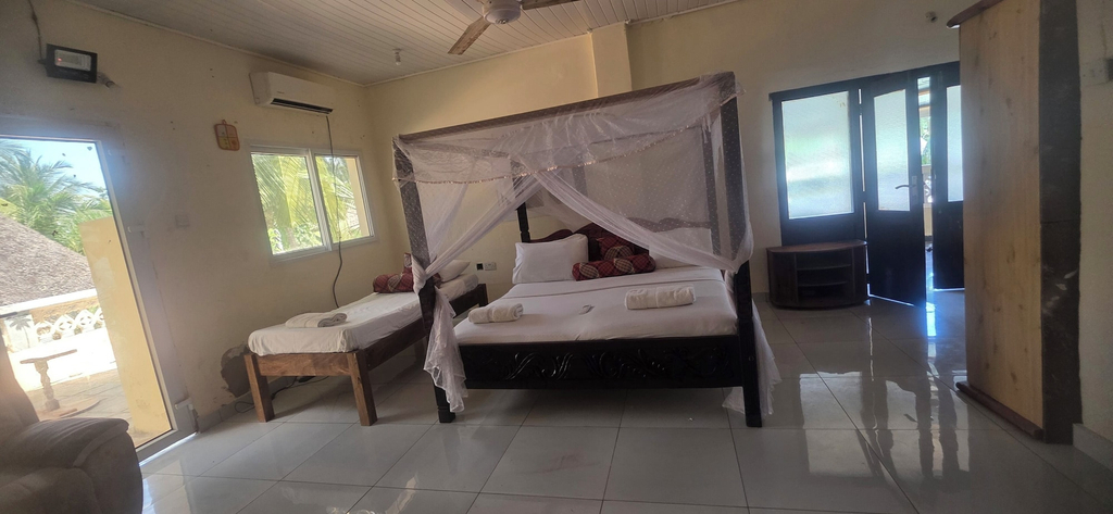 Room 5, Luxurious 4-bedroom Holiday House With Pool Access in Diani Beach, Msambweni
