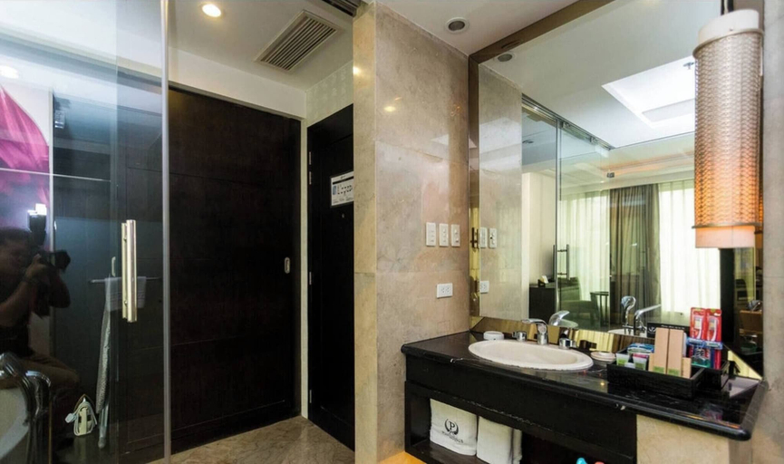 Bathroom 2, Comfortable Room, 100m to Walking st, 5th Floor, Angeles City