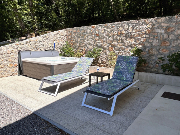 Outdoor spa tub 2, House Martin, Vinodolska