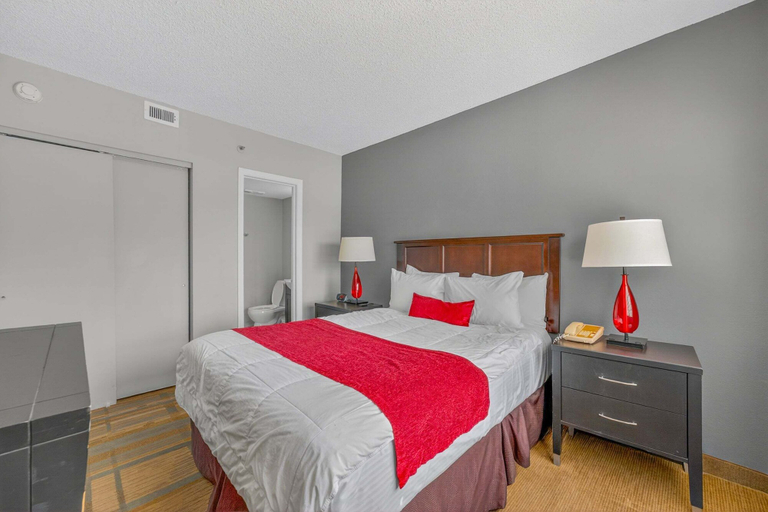 Room 2, Scenic Lakeview Condo w Balcony and Resort Pools, Orange