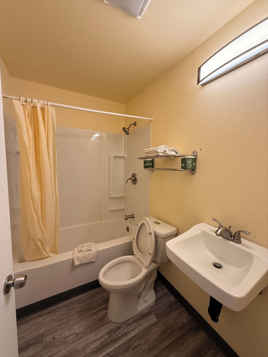 Bathroom, Golden Knight Motel, Multnomah