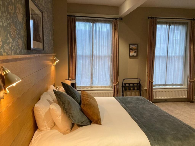 Bedroom 3, The Black Hat, Bradford