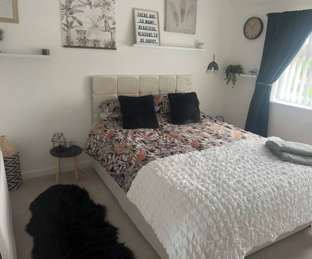 Room 5, staysolihull, large spacious corner house,, Solihull
