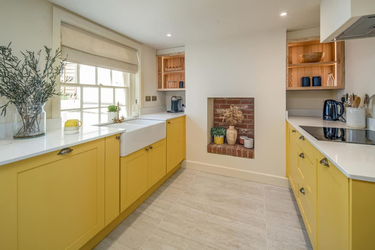 Room 4, Honeybee Cottage Elegant Old Town Sea Views, Isle of Wight