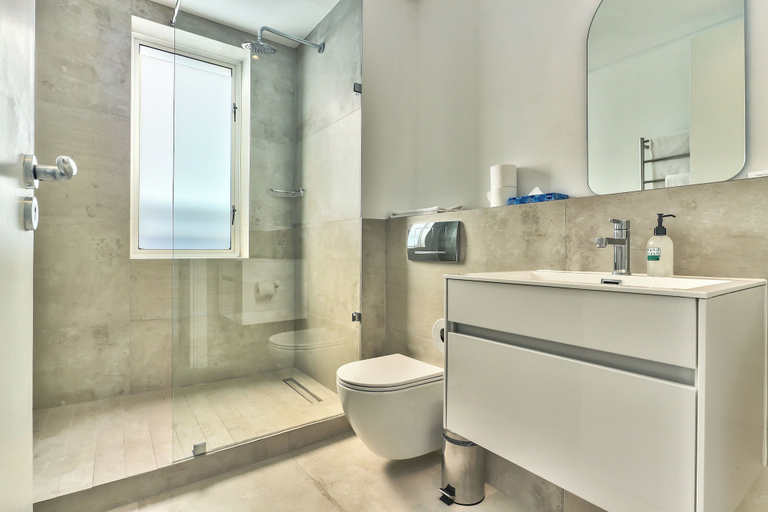 Bathroom 4, Luxury Three Bedroom Apartment - Fully Furnished and Equipped, City of Cape Town