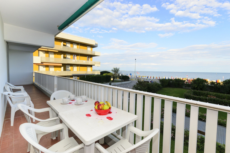 Balcony 2, Equipped Flat With Garden and Pool, Udine