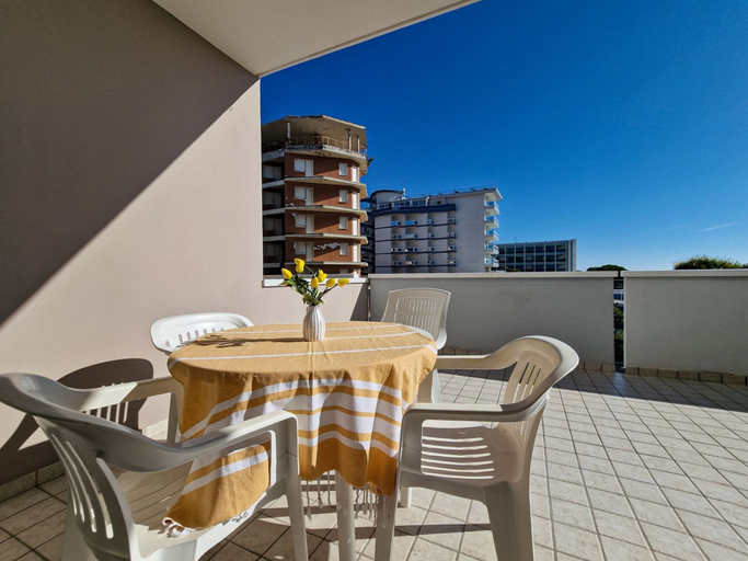 Balcony 3, One Bedroom Flat in a Residence With Pool, Venezia