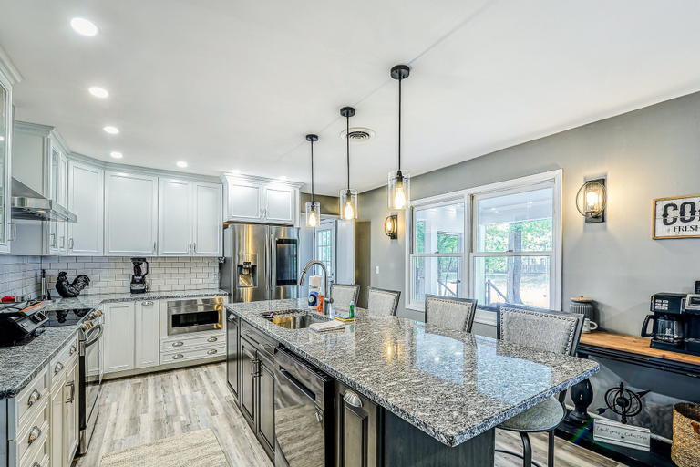 Private kitchen 4, Lakefront Home With Private Dock, Hot Tub, Fireplace, & Central A/C - Free Wifi, Spotsylvania