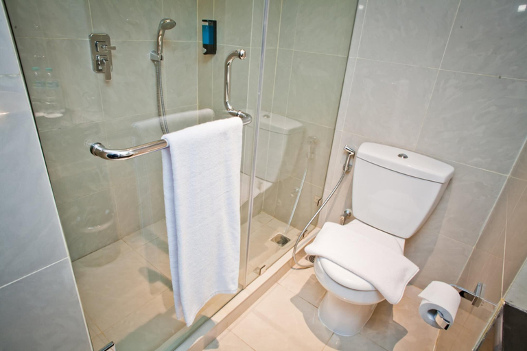 Bathroom 4, Samala Hotel Jakarta Cengkareng, West Jakarta