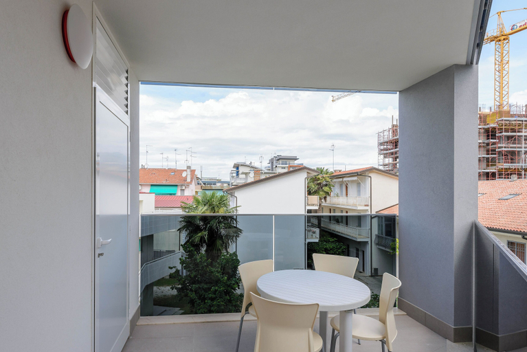 Balcony 4, Renovated Flat in Lignano Center, Udine