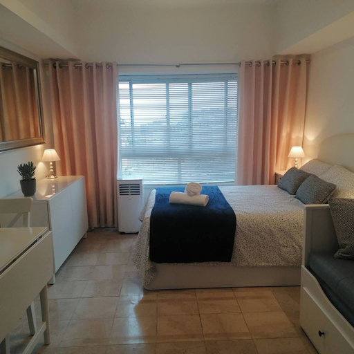 Room 3, Charming Studio Apartment With Pool Access in Central Gibraltar, Gibraltar