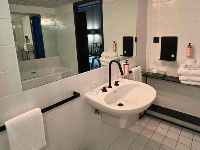 Bathroom 4, Hotel Mercure Figeac Viguier du Roy, Lot