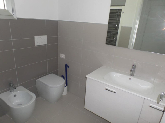 Bathroom 5, Modern Poolside Escape, Venezia