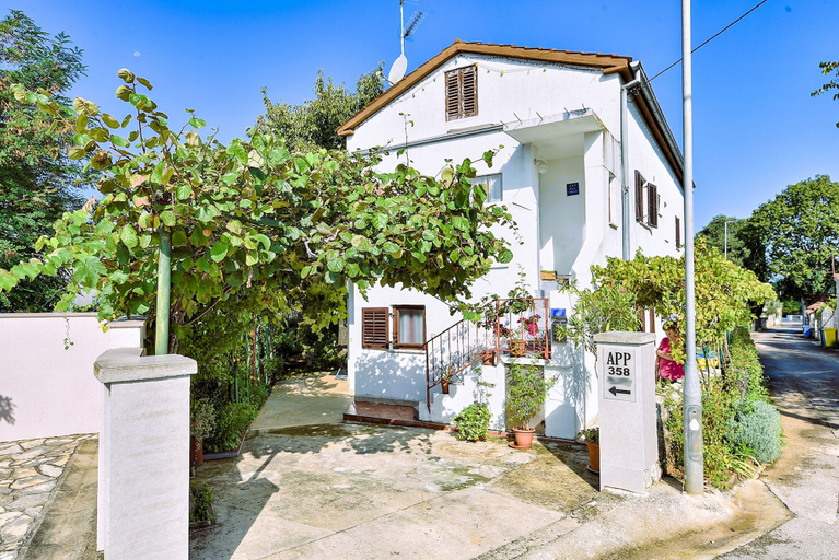 Garden 2, Spacious Apartment With Garden, Poreč