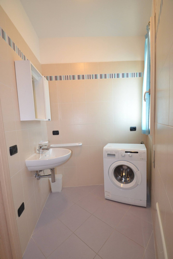Others 2, Modern Flat in Central Location, Rovigo