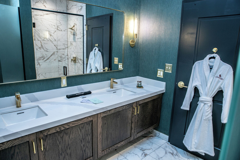 Bathroom 3, The Cardinal Hotel, Lake