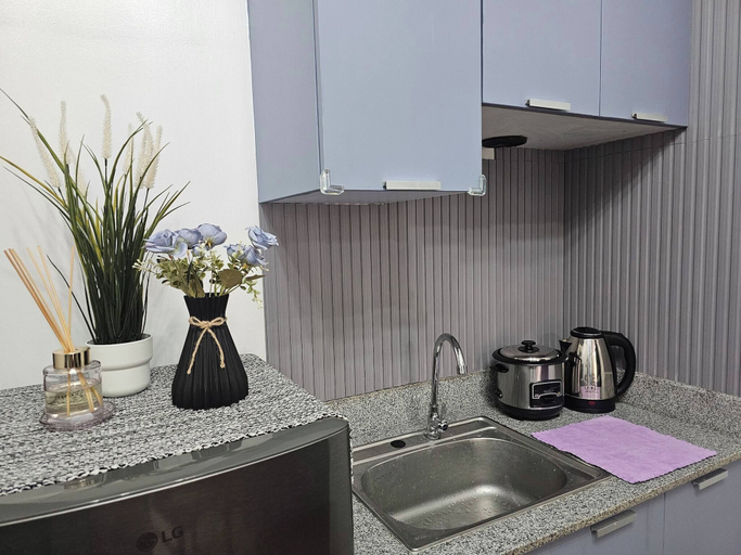 Private kitchen, Paseo Verde Las Pinas - Sleeps 2 Adults & 2 Children, Las Piñas