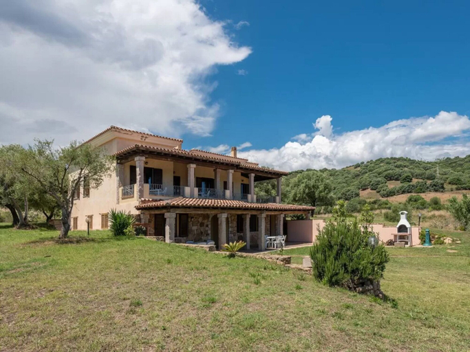 Exterior 2, Home Thoughtfully Designed for the Comfort, Nuoro
