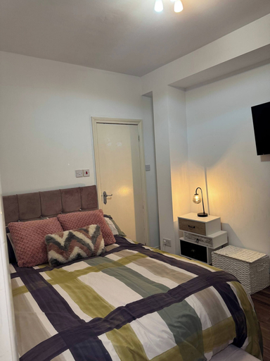 Room 2, Modern 1-bedroom Flat in Trendy Leytonstone, London