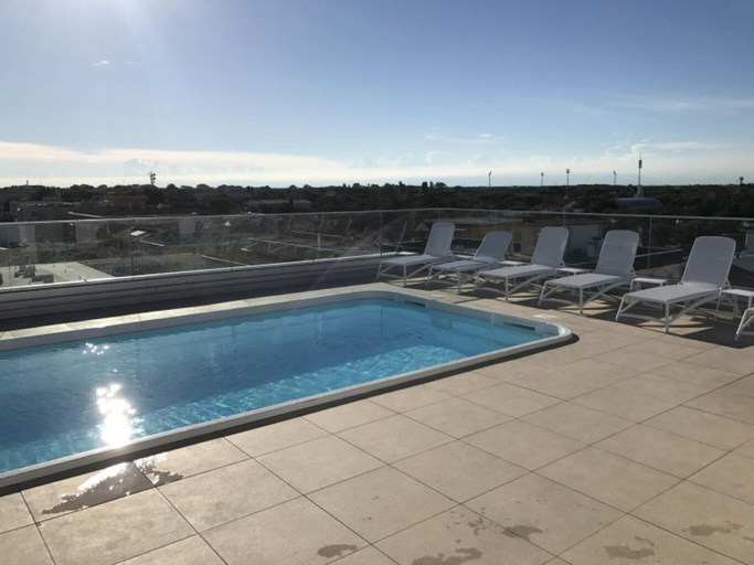Pool 2, Modern Accommodation With Rooftop Pool, Venezia
