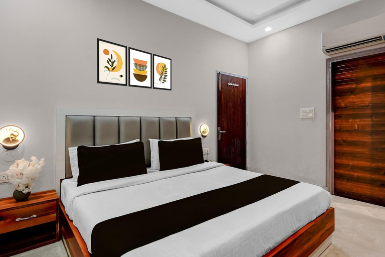 Room 3, Classic Hotel Kamboj, Sahibzada Ajit Singh Nagar