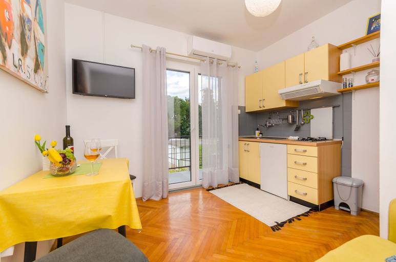 Private kitchen 5, Apartments In Center, Jelsa