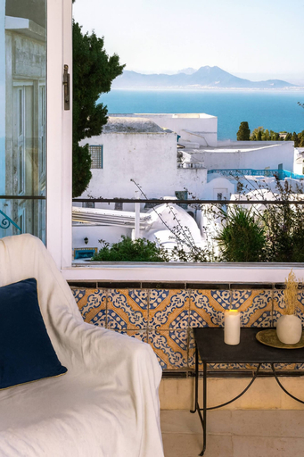 Balcony 4, Charming 2 Bedroom Apartment in Sidi Bou Said with Ocean Views, Carthage
