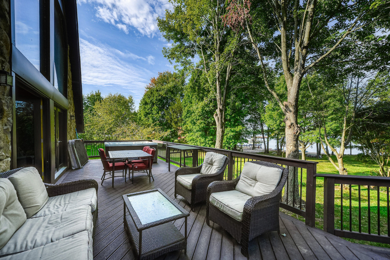 Outdoor dining 2, Lakefront Retreat With Dock, Private Hot Tub, Central AC, and Private Beach, Spotsylvania