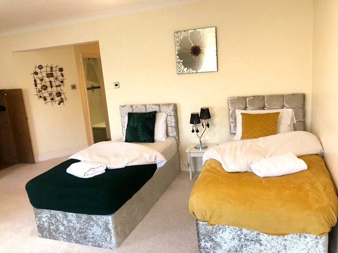 Bedroom 2, 3-bed Semi-detached House, Wifi, Parking, Outdoor Space, Bedfordshire