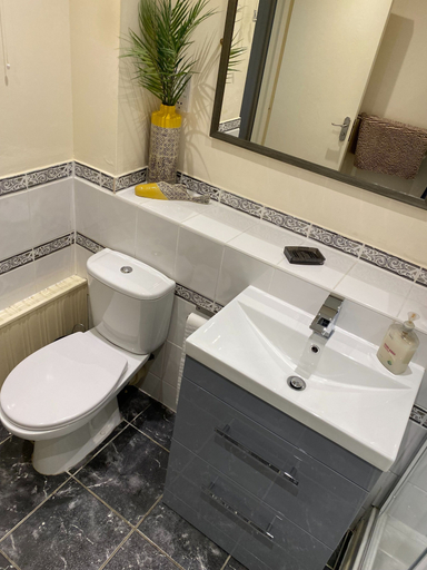 Bathroom 4, 2 Bedroom Ground Floor Riverside Apartment St Neots, Cambridgeshire