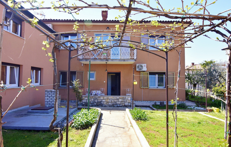Garden 3, Spacious Ground-floor Flat in Umag, Umag