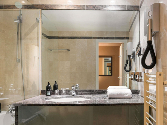 Bathroom 4, Aparthotel Adagio Paris Haussmann, Paris