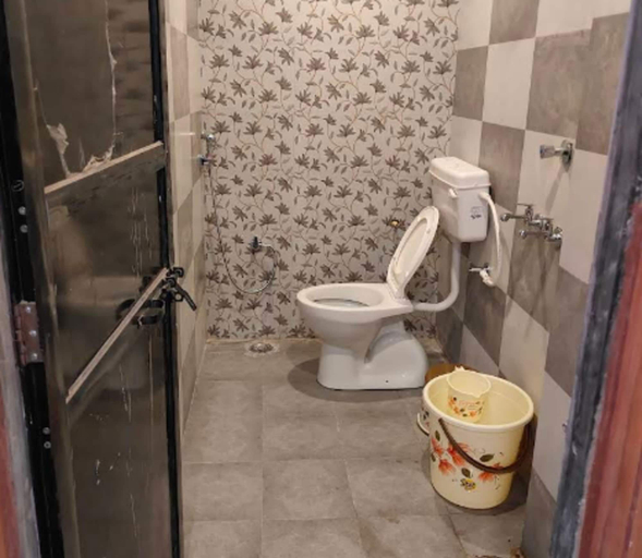 Bathroom 4, Belpatra Paying Guest House, Varanasi