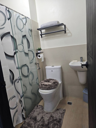 Bathroom, Paseo Verde Las Pinas - Sleeps 2 Adults & 2 Children, Las Piñas