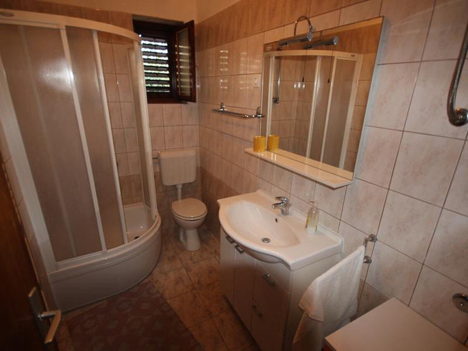 Bathroom 4, Family Ground Floor Apartment, Close to the Beach, Zadar