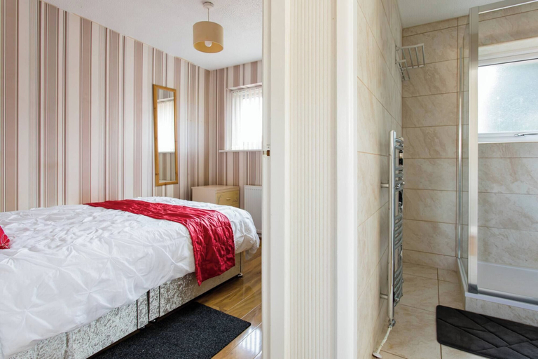 Room 4, 2 Bedroom Holiday Home Eith 3 Beds & Sofa Bed Near Manchester City Stadium, Tameside