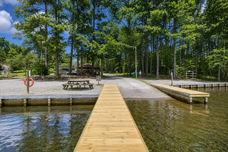 Lake 5, Lake Anna Home on Large Corner lot With Kayaks, Paddleboard, Firepit & Grill, Louisa